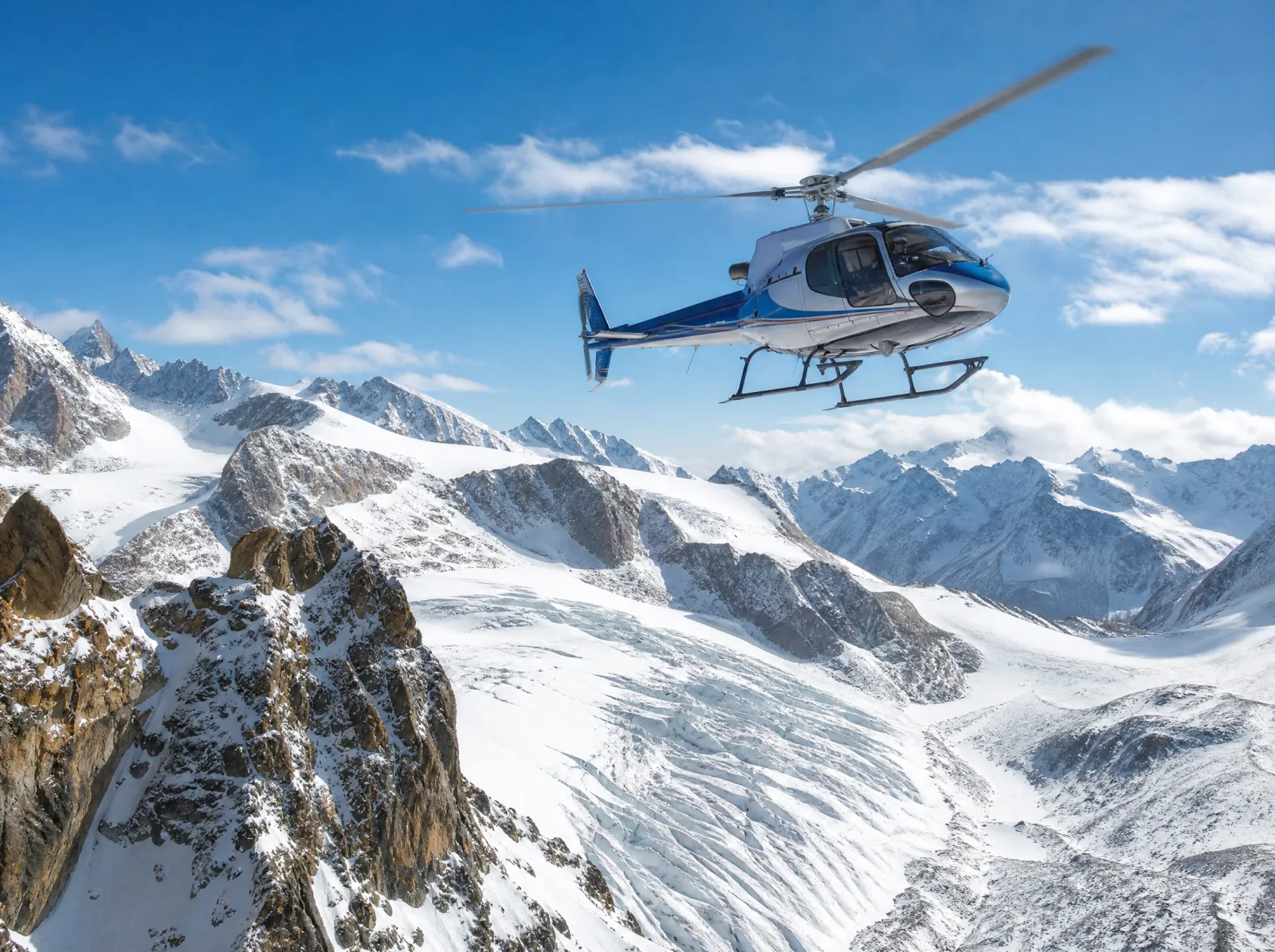 Helikopter im Flug über die Engadiner Gipfel